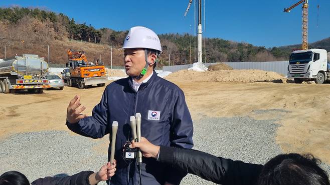 원희룡 국토교통부 장관이 12일 오전 경남 창원시 명곡동 행복주택 건립현장에서 취재진 질의에 답변하고 있다. (사진=연합뉴스)