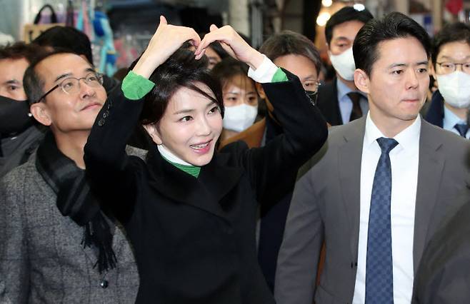 11일 대구 서문시장을 찾아 인사를 건네는 김건희 여사 (사진=대통령실통신사진기자단)