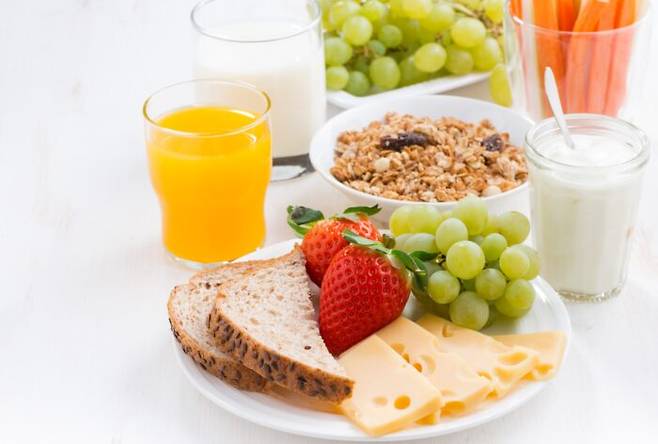 마이크로바이옴은 비만과 당뇨를 예방 근육량 증가와도 연관이 있을 수 있다. 이들 미생물을 늘리기 위해선 식습관이 가장 중요하다. 현미, 호밀과 같은 통곡물과 채소, 과일 등에 풍부하게 들어있다. [사진=게티이미지뱅크]