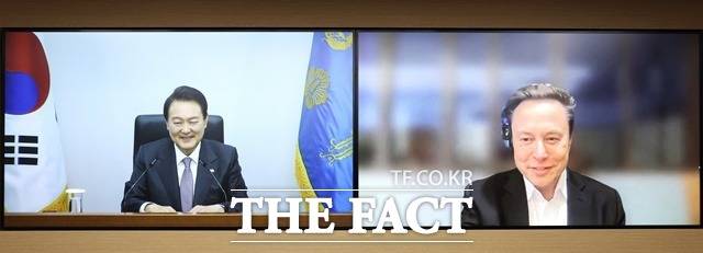 윤석열 대통령이 지난해 11월 용산 대통령실 청사에서 일론 머스크 미국 테슬라 최고경영자(CEO)와 화상 면담을 하고 있다. /대통령실 제공