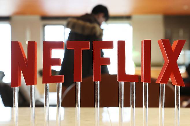 넷플릭스 서울 사랑방에서 콘텐츠를 소개하는 모습. /연합뉴스