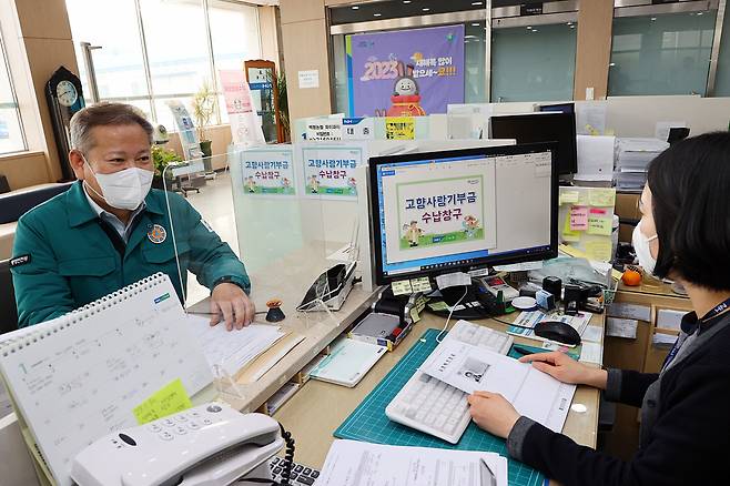 이상민 행정안전부 장관이 12일 인천 옹진군 백령농협을 방문해 고향사랑기부제에 동참하고 있다. /행정안전부 제공