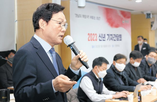 경남도가 부산·경남 ‘행정 통합’ 절차에 들어간다. 박완수 경남도지사가 10일 도청 도정회의실에서 열린 신년 기자간담회에서 행정 통합 절차를 설명하고 있다. 경남도 제공