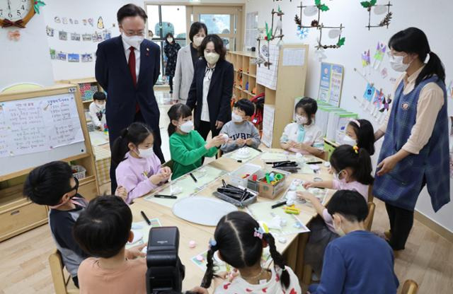 조규홍 보건복지부 장관이 12일 서울 중구 만리어린이집에서 유보통합 간담회 전 시설을 둘러보고 있다. 연합뉴스