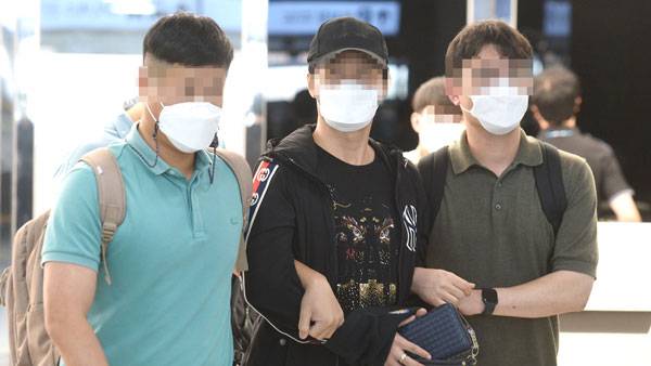 2021년 강제송환된 범인 김모씨(가운데) [연합뉴스 자료사진]