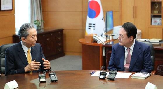 하토야마 유키오 전 일본 총리는 지난해 5월 9일 윤석열 대통령과 만나 한일 관계 개선 필요성에 뜻을 모았다. 연합뉴스