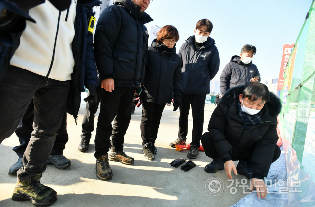 ▲ 최문순 군수를 비롯한 실과장들이 12일 산천어축제장 얼음판 주변 빗물유입을 막기위해 설치된 모래주머니와 비닐을 점검하고 있다.