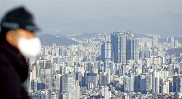 정부가 부동산 규제를 대거 풀면서 서울 등 수도권에서 거래활성화 기대가 살아나고 있다. 지역 수요 특성에 따라 중도금 대출규제 폐지, 분양가 상한제 해제 등 각종 완화책에 대한 반응 강도가 다른 게 눈에 띄는 특징이다. 사진은 3일 서울 남산에서 바라본 도심 아파트 단지 모습. 연합뉴스