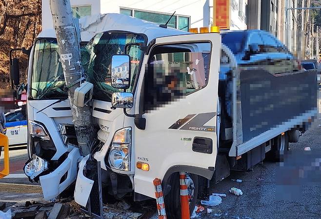 12일 부산 만덕동 내리막길에서 사고가 난 화물차. 부산경찰청 제공