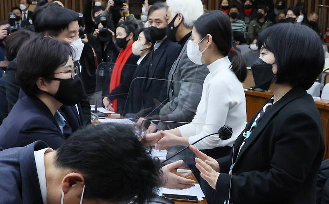 악수 거부당한 국민의힘 조수진 의원 용산 이태원 참사 희생자 고 이지한씨의 어머니 조미은씨(오른쪽)가 12일 국회에서 열린 이태원 참사 국정조사특위 공청회에서 조수진 국민의힘 의원을 향해 손사래를 치며 악수 요청을 거절하고 있다. 연합뉴스