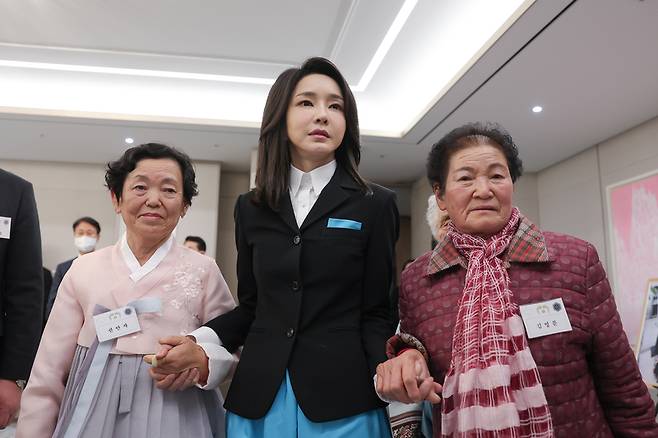 김건희 여사가 12일 오후 서울 용산 대통령실 청사에서 '칠곡할매글꼴'의 주인공인 칠곡 할머니들과 손을 잡고 있다. / 사진 = 대통령실 제공