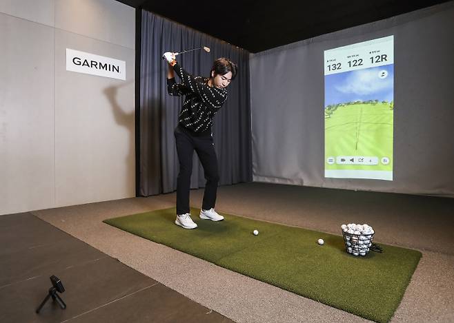 가민이 골프 스윙 분석 및 가상 라운드가 가능한 휴대용 론치 모니터 ‘어프로치 R10’을 출시했다. /사진= 가민