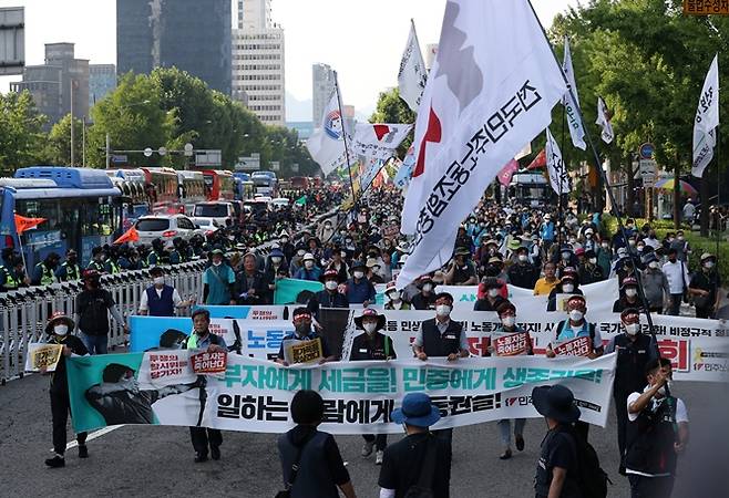 용산 대통령 집무실이 '관저'에 포함되지 않는다는 법원의 판단에 경찰이 대응방안을 논의할 예정이다. 사진은 전국민주노동조합총연맹(민주노총) 소속 조합원들이 지난 2일 오후 열린 '7.2전국노동자대회'에서 서울광장을 출발해 대통령 집무실이 있는 삼각지역 인근에 도착하는 모습. /사진=뉴스1