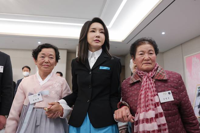 김건희 여사가 12일 서울 용산 대통령실 청사에서 '칠곡할매글꼴'의 주인공인 칠곡 할머니들과 손을 잡고 있다. [대통령실]