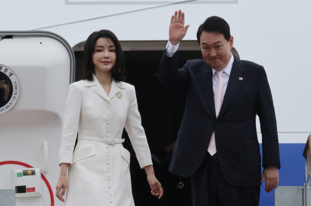 윤석열 대통령과 김건희 여사가 공군 1호기에 올라 인사하고 있다. [연합]