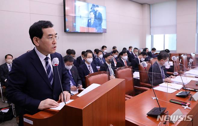 [서울=뉴시스] 고범준 기자 = 이창양 산업통상자원부 장관이 11일 오전 서울 여의도 국회에서 열린 산업통상자원중소벤처기업위원회 전체회의에서 전력수급기본계획에 대해 보고하고 있다. 2023.01.11. bjko@newsis.com