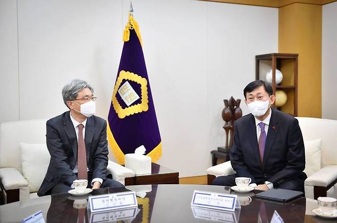 [서울=뉴시스] 대통령 직속 디지털플랫폼정부위원회는 고진 위원장(오른쪽)이 12일 김상환 법원행정처장를 처음으로 예방했다. (사진=디지털플랫폼정부위원회 제공)  *재판매 및 DB 금지