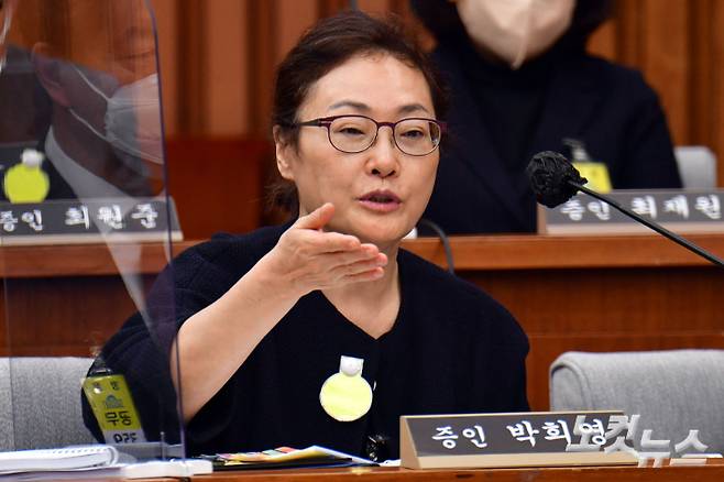 지난 6일 서울 여의도 국회에서 열린 용산 이태원 참사 진상규명과 재발방지를 위한 국정조사 2차 청문회에 증인으로 출석한 박희영 용산구청장이 의원 질의에 답변을 하고 있다. 윤창원 기자