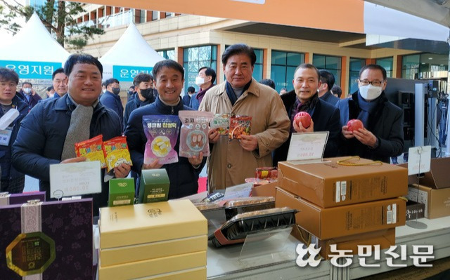 소병훈 국회 농림축산식품해양수산위원장(오른쪽 세번째부터), 한병도 더불어민주당 전북도당 위원장, 김영일 전북농협본부장(〃 두번째) 등이 전북 우수 농축특산물을 함께 홍보하고 있다.