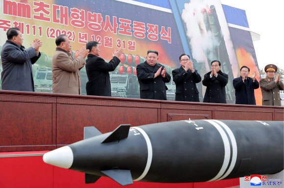 김정은 북한 국무위원장이 세밑인 지난달 31일 평양 조선노동당 중앙위원회 본부청사 정원에서 진행된 ‘600㎜ 초대형 방사포 증정식’에 참석해 박수를 치고 있다. 김 위원장은 전날과 이날 각각 발사된 초대형 방사포에 대해 “남조선 전역을 사정권에 두고 전술핵 탑재까지 가능한 공격형 무기”라고 밝혔다고 조선중앙통신이 1일 전했다. 합동참모본부는 이 초대형 방사포를 단거리탄도미사일(SRBM)로 분류하고 있다.조선중앙통신 연합뉴스