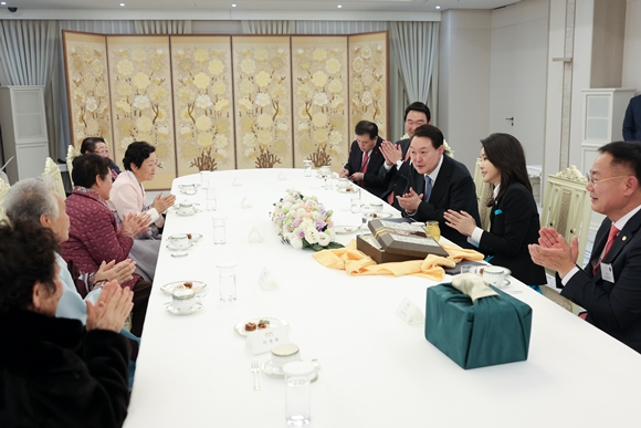 윤석열 대통령과 김건희 여사가 12일 오후 서울 용산 대통령실 청사에서 ‘칠곡할매글꼴’의 주인공인 칠곡 할머니들과 이야기를 나누고 있다. 2023.1.12 대통령실 제공