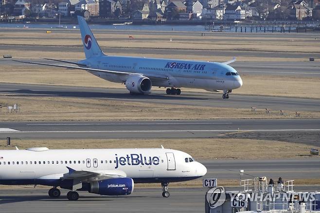 미국 항공기 전국적 운항 중단 사태 (워싱턴 AP=연합뉴스) 미국 연방항공청(FAA)이 운항 중단을 발령한 11일 오전(현지시간) 보스턴에 있는 로건국제공항 활주로에 대한항공 여객기 등 항공기가 서 있다. 2023.1.11