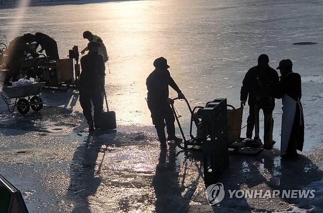 홍천강 꽁꽁축제 막바지 개막준비 (홍천=연합뉴스) 이상학 기자 = 홍천강 꽁꽁축제 개막을 하루 앞둔 12일 오후 강원 홍천군 홍천읍 홍천강변 축제장에서 낚시 구멍을 뚫는 작업이 한창이다.  2023.1.12 hak@yna.co.kr