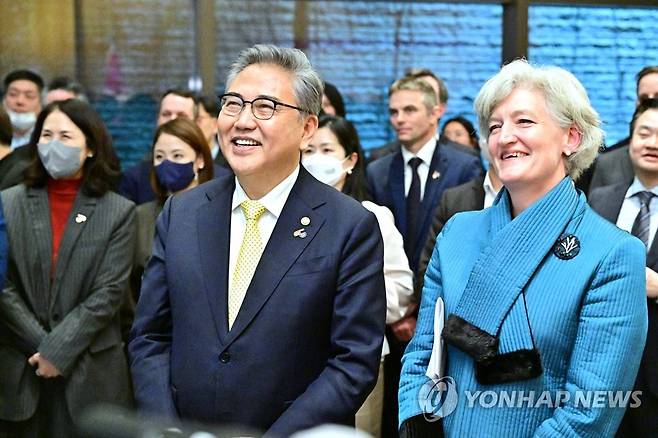 한국-캐나다 수교 60주년 기념 리셉션 (서울=연합뉴스) 박진 외교부 장관이 12일 서울 중구 주한캐나다대사관에서 열린 '한국-캐나다 수교 60주년 기념 리셉션'에서 타마라 모휘니 주한 캐나다 대사대리와 함께 참석하고 있다. 2023.1.12 [외교부 제공. 재판매 및 DB 금지] photo7@yna.co.kr