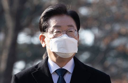 이재명 더불어민주당 대표가 신년 기자회견을 하기 위해 12일 오전 서울 여의도 국회 사랑재로 향하고 있다. (뉴스1)