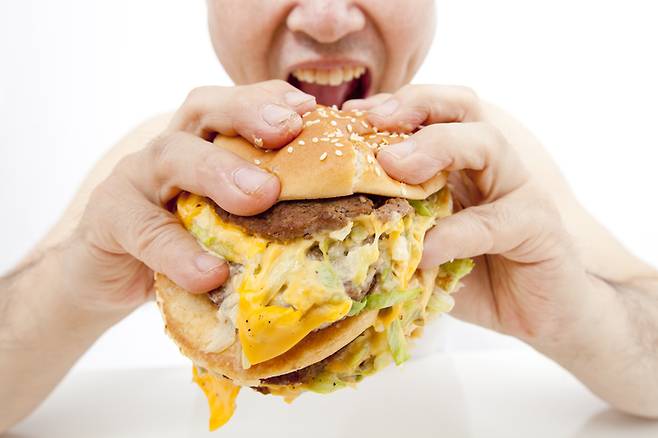 패스트푸드로 하루 열량의 20% 이상을 섭취한 비만 또는 당뇨병을 지닌 사람은 간의 지방 수치가 심각하게 상승했다. [사진= 게티이미지뱅크]