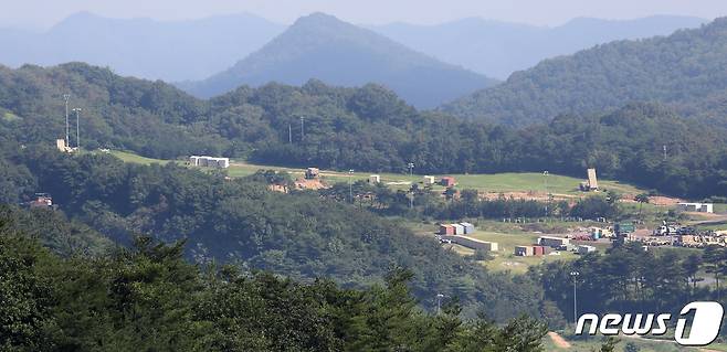 지난해 8월18일 오전 경북 성주군 초전면 소성리 사드(THAAD·고고도 미사일 방어체계) 기지 발사대 주변에 사드 기지 정상화를 앞두고 여러 종류의 차량과 물자가 대기하고 있다. 2022.8.18/뉴스1 ⓒ News1 공정식 기자