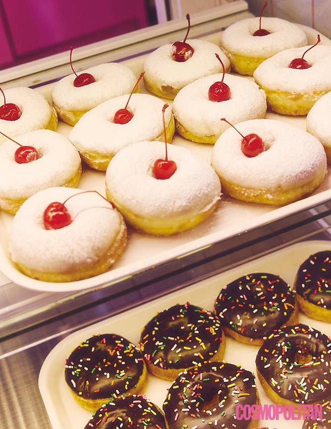 화이트 소스 위 슈가 파우더와 체리를 얹은 체리콕 3천2백원.