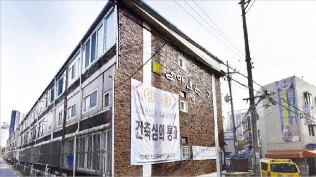 서울 성수동에서 재건축 대신 상업시설 디벨로퍼에 건물을 통째로 파는 노후 빌라가 늘고 있다. 최근 소유주 동의를 얻어 통매각을 결정한 정안맨션3차. /유오상 기자