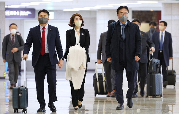 한국 국회 한일의원연맹 정진석 회장 및 여야 의원들이 12일 오후 김포국제공항을 통해 일본으로 출국하고 있다. 연합뉴스