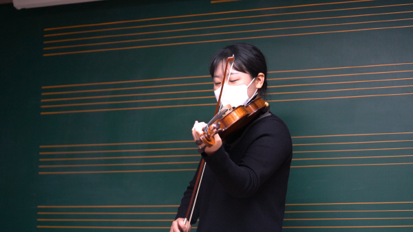 김희원 국제신문 인턴기자가 바이올린을 연주하고 있다. 김태훈 피디