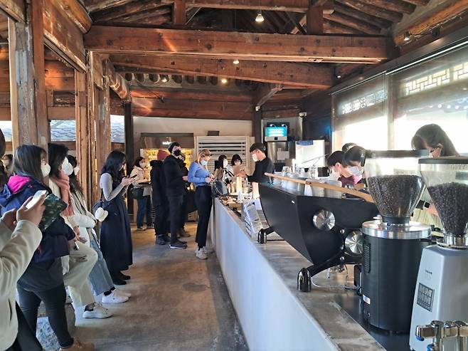 Visitors wait in line at Cafe Onion in Jongno-gu, central Seoul. (Lee Si-jin/The Korea Herald)