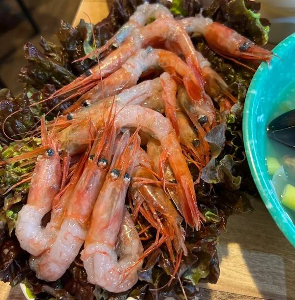 Raw red shrimp at Seochon Gyedanjip (Park Yuna/The Korea Herald)