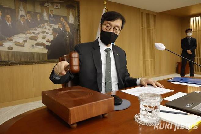 이창용 한국은행 총재가 13일 서울 중구 한국은행에서 열린 2023년 첫 금융통화위원회에서 의사봉을 두드리고 있다.&nbsp; &nbsp; 사진공동취재단