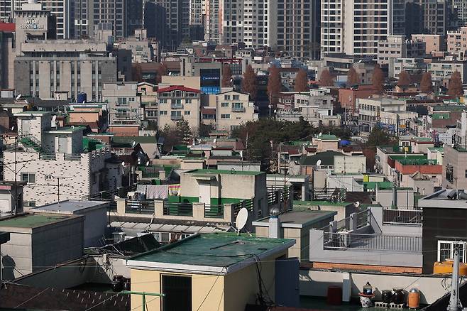 전세사기에 대한 우려가 확산되며 다세대·연립주택 전세를 찾는 청년층이 크게 줄고 있다. 사진은 대규모 전세사기가 벌어진 서울 화곡동의 다세대·연립주택 밀집지역 전경.  <이충우 기자>