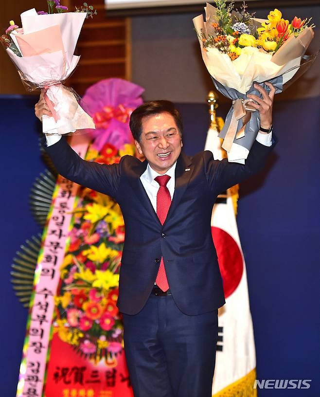 [대구=뉴시스] 이무열 기자 = 국민의힘 당권주자인 김기현 의원이 12일 오전 대구 수성구 만촌동 인터불고호텔 컨벤션홀에서 열린 영남지방자치연구원 개원식에서 지지자에게 받은 꽃다발을 들어 보이고 있다. 2023.01.12. lmy@newsis.com