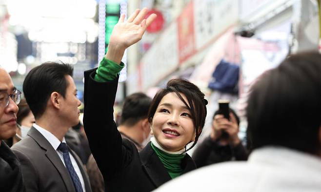윤석열 대통령 부인 김건희 여사가 지난 11일 대구 서문시장을 찾아 시민들을 향해 인사하고 있다. 대통령실 제공