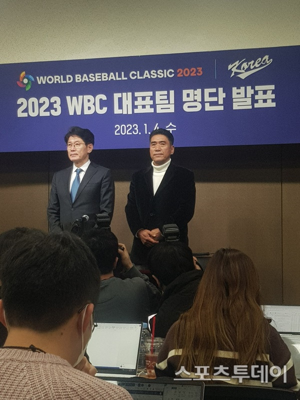 대한민국 야구 국가대표팀 이강철 감독(왼쪽)이 지난 4일 야구회관에서 WBC 30명의 엔트리를 발표하고 있다 / 사진=DB