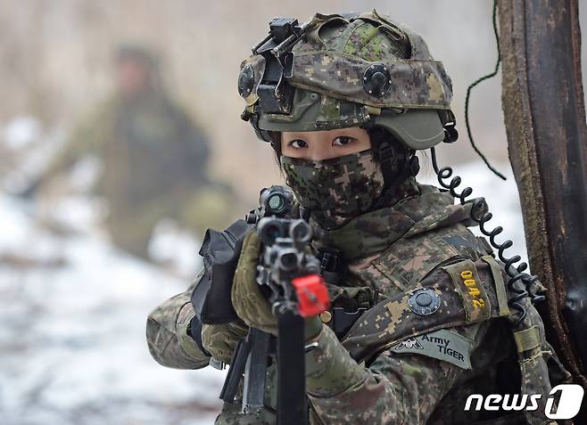 13일 경기 파주 무건리 훈련장에서 열린 아미타이거 시범여단 연합훈련에서 장병이 분소대 공격방어 훈련을 하고 있다. 2023.1.14/뉴스1 ⓒ News1 사진공동취재단