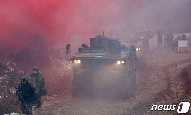 13일 경기 파주 무건리훈련장에서 육군 아미타이거 시범여단과 미2사단 스트라이커여단이 대대급 연합훈련을 실시하고 있다.  2023.1.14/뉴스1 ⓒ News1 사진공동취재단