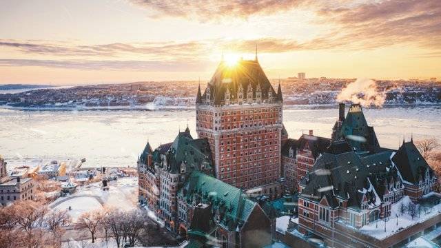 캐나다 동부 여행의 핵심 도시인 퀘벡. 프랑스풍의 성을 닮은 호텔 ‘페어몬트 샤토 프롱트나크 호텔’ 전경. 앞에 보이는 세인트로렌스강은 토론토의 온타리오 호수에서 몬트리올을 거쳐 북대서양으로 흐른다. 퀘벡은 고풍스러운 도시 분위기 덕분에 여유를 즐기기에 좋다. 2월에는 눈축제도 열린다. 페어몬트 샤토 프롱트나크 호텔 제공