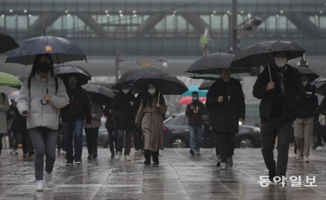 13일 오전 경기 성남시 판교역을 나온 직장인들이 사무실로 출근하고 있다. 판교 소재 정보기술(IT) 기업들은 최근 재택근무를 축소하고 사무실 근무를 늘리고 있다. 성남=송은석 기자 silverstone@donga.com