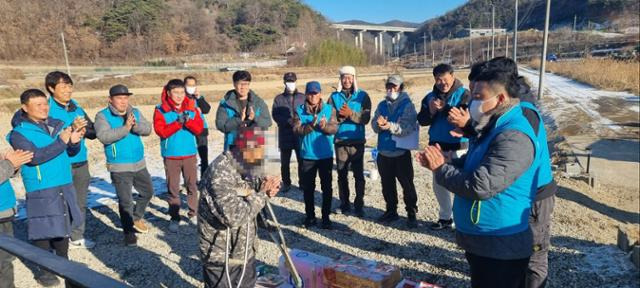 지난해 12월 말. 군위군바른삶청년연합회 회원들이 공사를 시작한지 보름만에 컨테이너하우스가 완성되었다. 이곳에 살고 있는 노인이 청년들에게 둘러싸여 새집을 보고 기뻐하고 있다. 군위군바른삶청년연합회 제공.