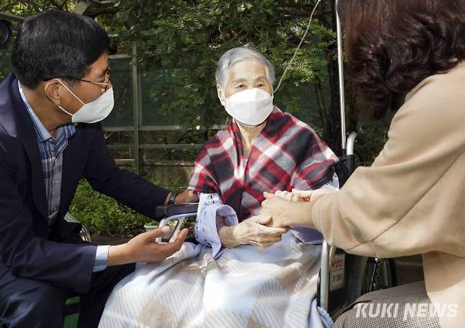 코로나19 재유행 감소세가 확연히 완화하면서 요양병원·시설, 정신병원·시설, 장애인시설 등 감염취약시설의 대면 접촉 면회를 허용한 4일 오전 경기도 부천시 가은병원에서 한 입소자 가족이 대면 면회를 진행하고 있다.   사진공동취재단