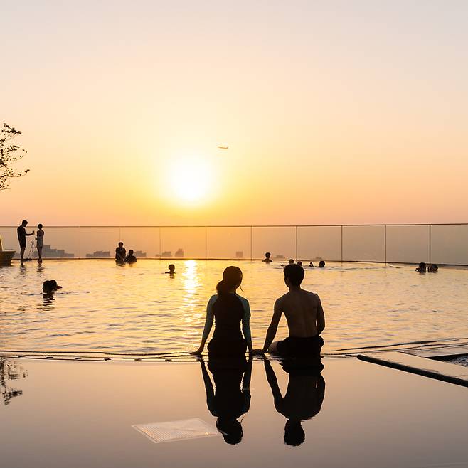 제주 드림타워 복합리조트 내 야외 풀데크 모습 [사진출처 = 롯데관광개발]