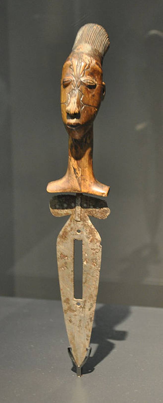 아프리카와 중동에서는 기원전부터 남성 성기의 포피를 벗기는 할례가 행해진 것으로 전해진다. 사진은 콩고 공화국에서 할례에 사용된 나무 칼. 19세기 말 추정 작품.